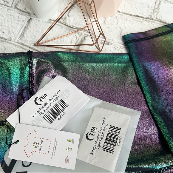 Zyia Mirage Metallic light n tight leggings.
Sz 2 - Picture 10 of 10